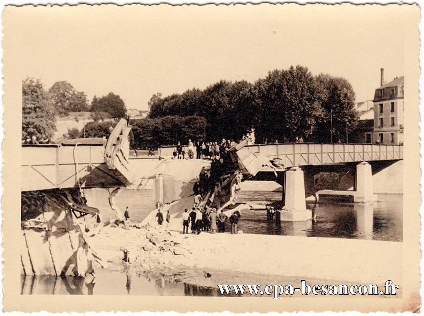 BESANÇON - La passerelle Denfert-Rochereau construite en 1942 puis détruite par les Allemands en septembre 1944.